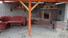 Gartengrill mit Sitzplätzen sorgt für ein schönes Abend